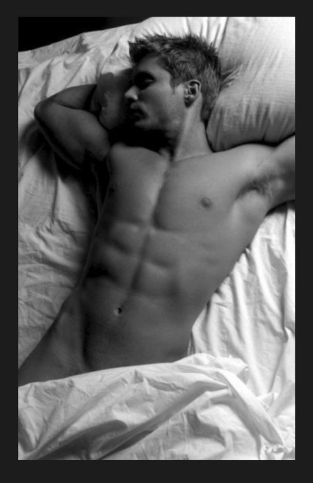 Голые мужчины в постели
