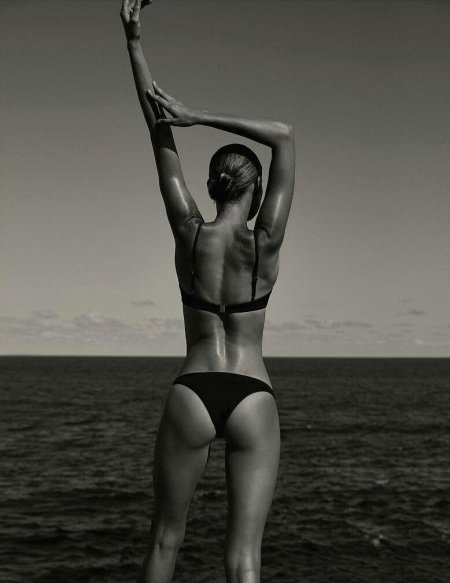 Тела девушек в бикини