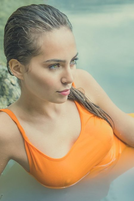 Девушка в мокрой футболке