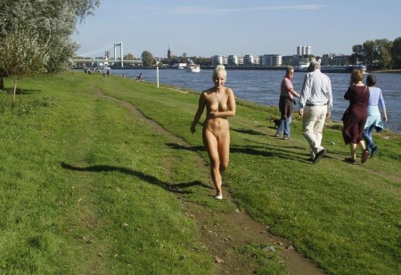 Гуляет голышом