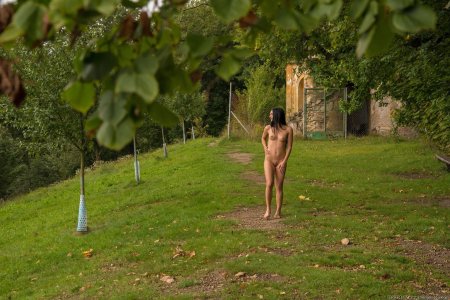 Девушки гуляют голышом