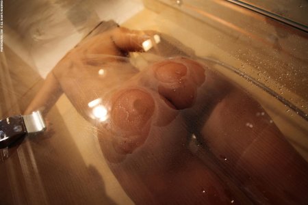 Девушка в душевой кабине ню