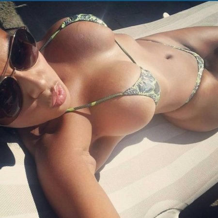 Большая грудь в купальнике селфи