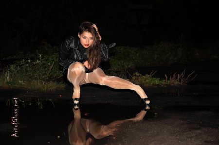 В блестящих колготках