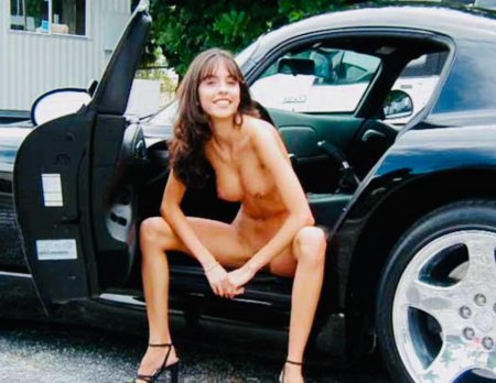 Девушка с машиной