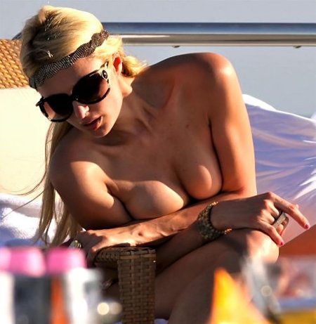 Пэрис хилтон топлесс