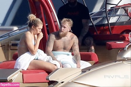 Тео эрнандес на яхте