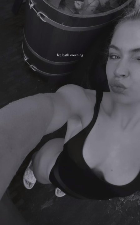 Худая девушка