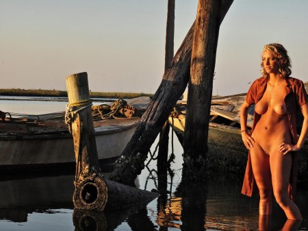 Эротическая фотосессия на лодке