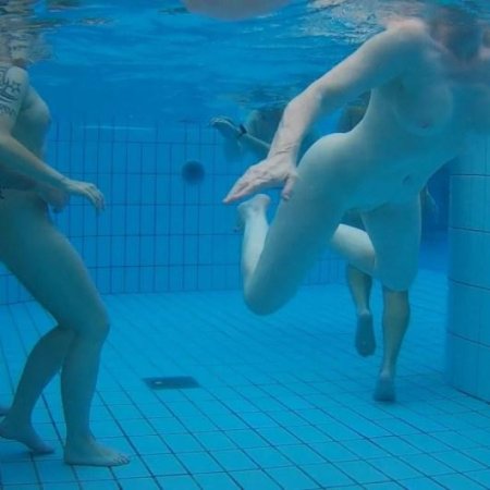 Эротика в бассейне
