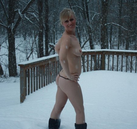В купальнике зимой
