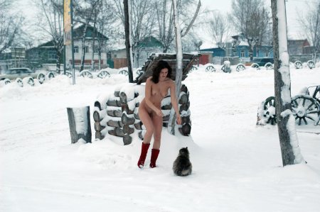 Голая девушка в снегу