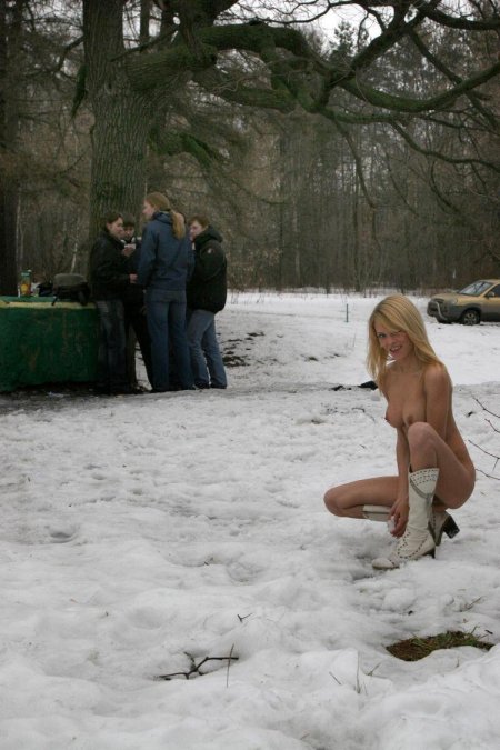 Проспорила разделась на улице