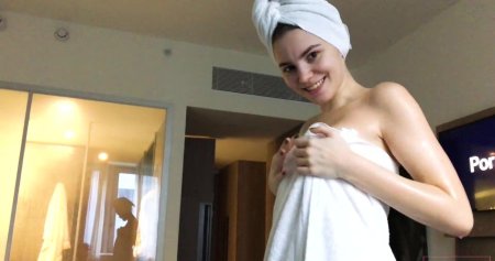 Девушка в полотенце