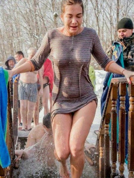 Женщины купаются на крещение