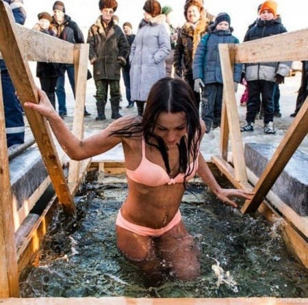Купание в проруби на крещение 2023