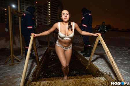 Купание в проруби на крещение 2023