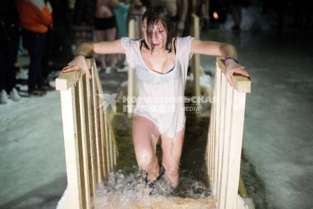 Крещенские купания в прозрачной сорочке