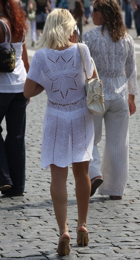 В прозрачной одежде на улице