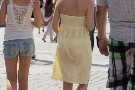 Девушка в просвечивающемся платье