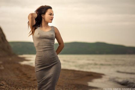 Красивая девушка в платье