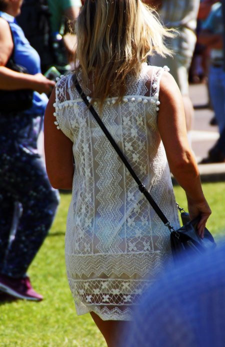 Женщины в просвечивающих платьях