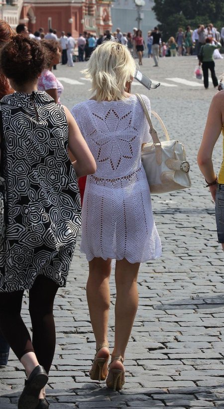 В прозрачной одежде на публике