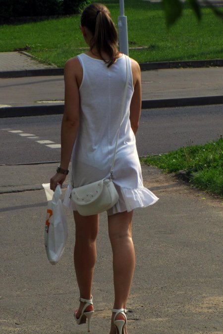 Видно трусы через платье