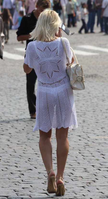 Девушки в прозрачных платьях на улице