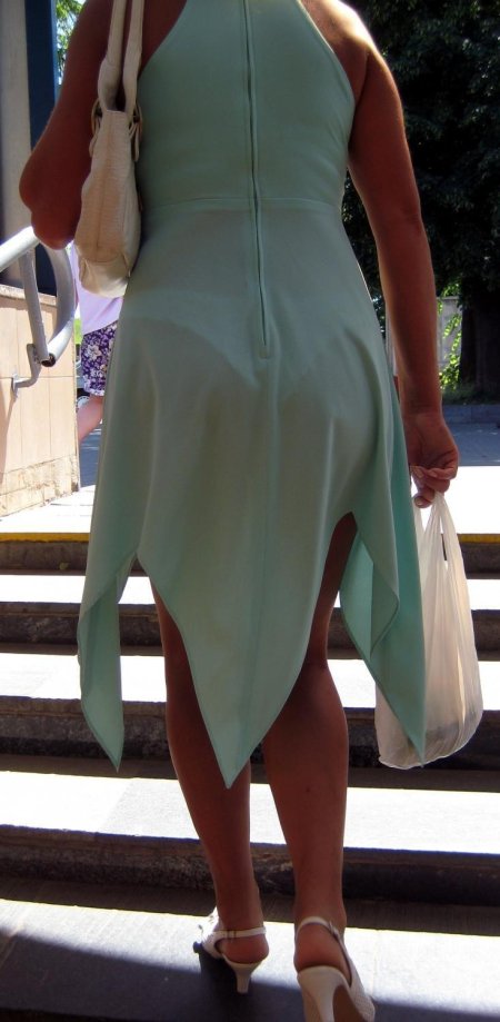 Трусы через платье