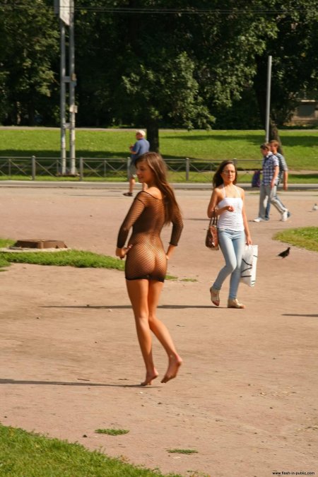 Прогулка голой в людном месте