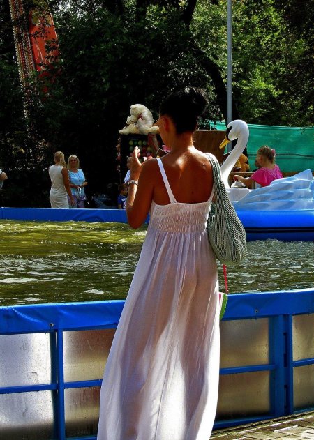 Женщины в просвечивающих платьях