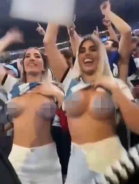 Болельщица показала грудь