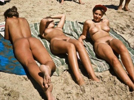Группа голых женщин на пляже