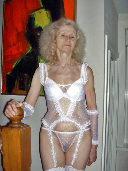 Голые старушки с бусами