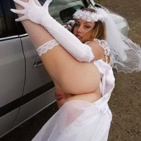 Под платьем невесты