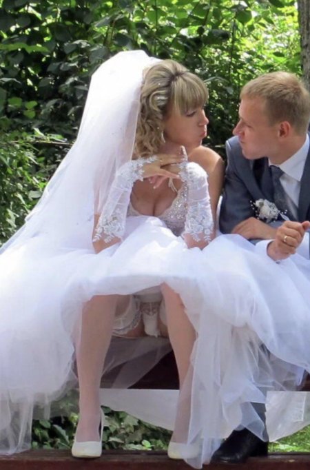 Под платьем невесты