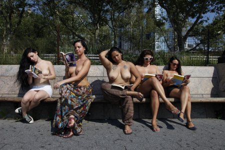 Девушки топлес публично