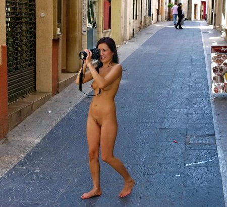 Голышом по улице