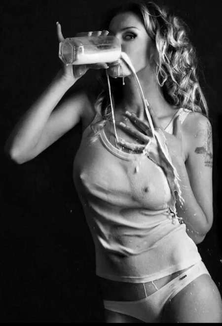 Эротическая фотосессия с молоком