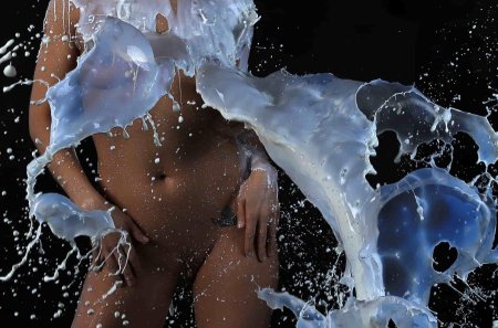 Девушка в молоке