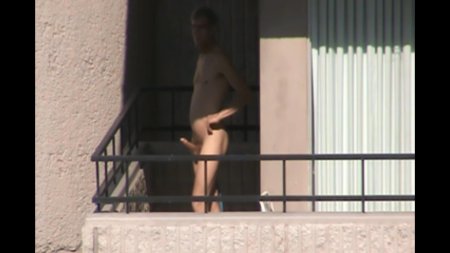 Голый мужик на балконе