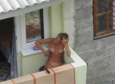 Голышом на балконе