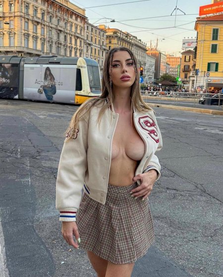 Девушка без бюстгальтера