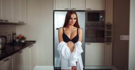 Красивая девушка на кухне