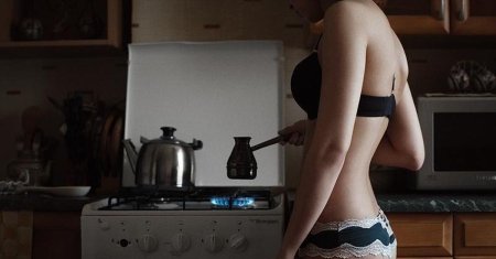 Девушка на кухне