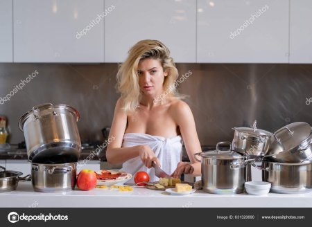 Домохозяйка на кухне