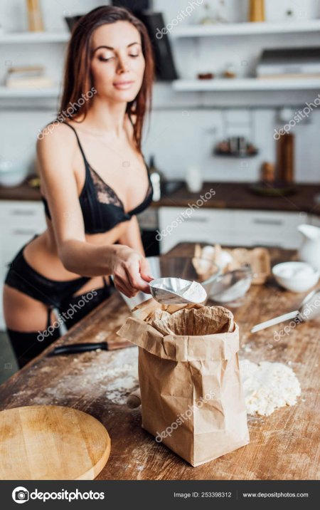 Фотосессия на кухне девушка в муке