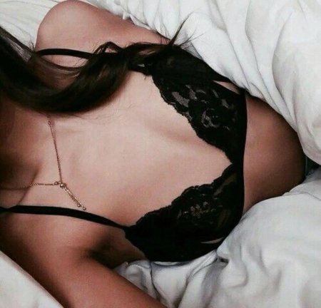 Девушка в белье без лица