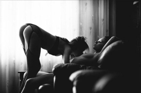 Эротическая фотосессия двух девушек